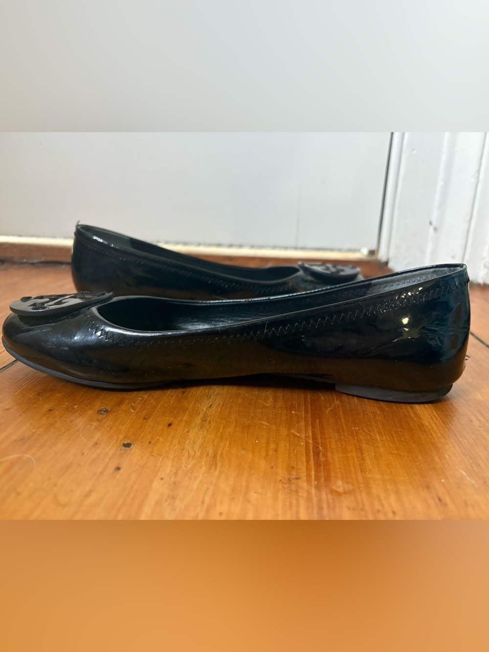Tory Burch Reva Patent Leather Ballet Flats Black Logo, Size 9 - Classic Shiny - Picture 4 of 11